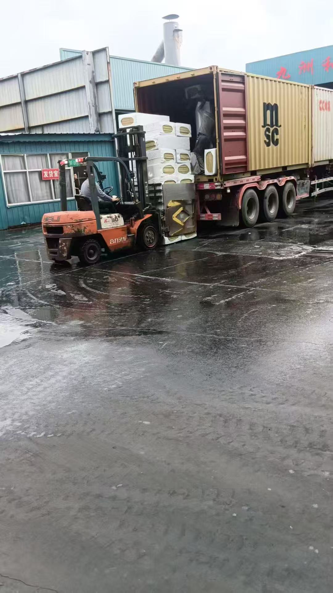 馬來西亞化工石油廠區巖棉板發貨現場直擊